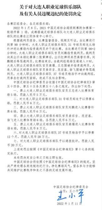 费英雄之前以黑框眼镜、鸡窝头的宅男形象出现在角色海报中，本以为是段痛苦虐身的单恋故事，但在随着电影片段的不断曝光，男女主相互暗恋的剧情也逐渐浮出水面